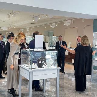 Делегация стран ШОС посетила в Омске салон «Россювелирторг»